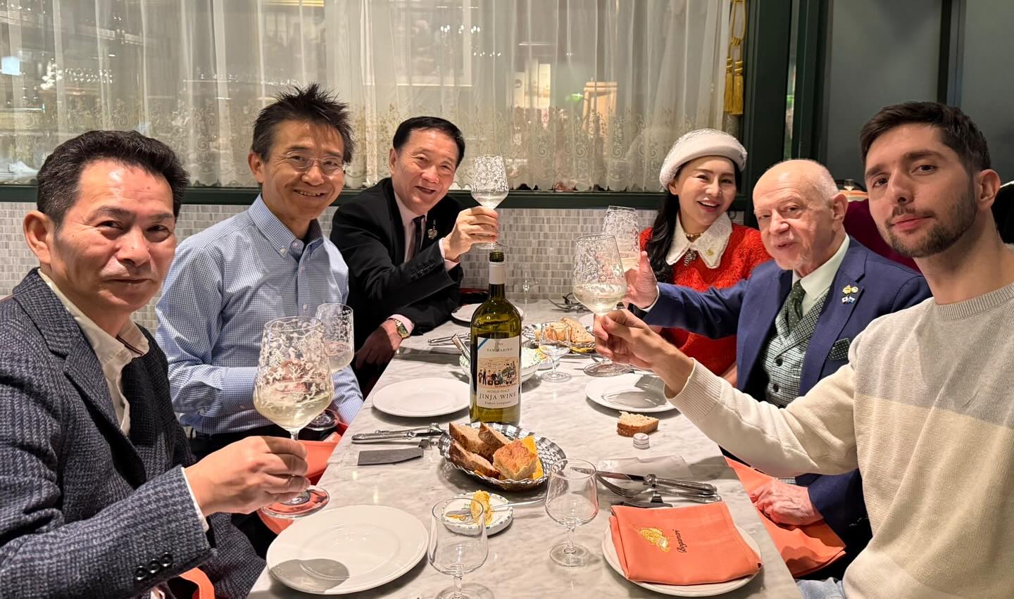 はじめてお目もじに与かる方が多い食事会でしたが、
それぞれ多岐にわたる分野でご活躍されていらっしゃることを伺いました。
皆様素晴らしい方々でした。
誠に有意義なひとときになりました。

どの席でも共通して感じること。

美味しいものは、美味しくいただく。
美味しい食事の場では、肩の力を抜いて。
食事の席では、野暮な話題は控えめに。

とはいえ、気を抜くという意味ではありません。

食べ方や所作、目線の配り方。
意外と食事の最中こそ、その人の背景が垣間見える瞬間だったりします。

そう考えると、会食もただの集まりではなく、
人を見るための一つの訓練の場とも言えます。

#business 
#ビジネスマナー