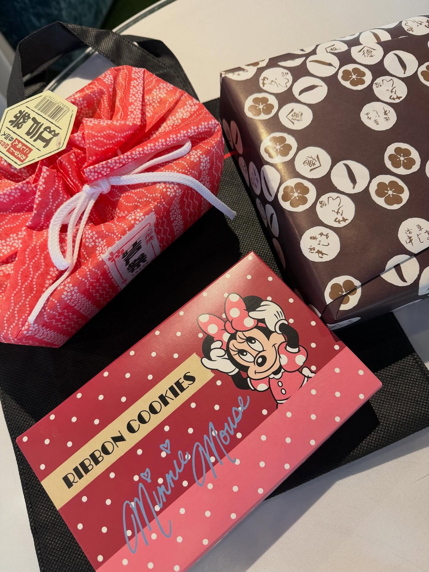 昨年、当店にインターン生として来てくださっていた高校生のお嬢様が昨日、「修学旅行のお土産を」と、お母様とご一緒にご丁寧にご挨拶にお越しくださいました。

あらためて、数ある選択肢の中から、当店を第一希望として自ら選び来てくださったことを本当に嬉しく思います。

実は当店では、これまでインターンの受け入れはすべてお断りしておりました。最初に高校からご連絡をいただいた際も、一度はお断りをしております。

しかしながら、「どうしても一人だけでも難しいでしょうか。生徒が第一希望として、真っ先に結サンマリノの名前を挙げていました」という先生の熱意を受け、例外としてお一人のみ採用いたしました。

それが、今回のお嬢様でした。

受け身ではなく、自分から掴みにいく姿勢こそが、経験の扉を開くのだと思います。それを体現されていらっしゃる素晴らしい学生さんでした。

そして、これもまた驚いた出来事なのですが、 先日の東京出張の際、往復の飛行機が偶然にも修学旅行と同じ便でした😳（しかも、往復それぞれ別の航空会社です。）

「当店を選んで来てくれたことには、やはり意味があったのだな」と、ご縁を感じずにはいられませんでした。

さらに、つい先日には、県産食材の新たな活用方法を県内の高校生・大学生が考える鹿児島県の食のプロジェクトにおいて、優秀賞に選ばれたとのこと。

そのご報告まで直接聞くことができ、本当に嬉しい気持ちになりました。