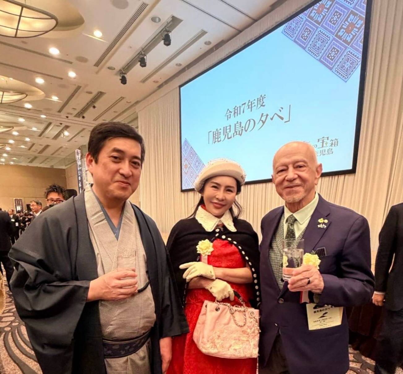 東京都内にて開催された「鹿児島の夕べ」にご招待いただき、今年もマンリオ・カデロ大使閣下とご一緒に参加してまいりました。

「南の宝箱　鹿児島」の魅力が広く伝わり、さらなる販路拡大や誘客の促進につながることを期待しております。

#鹿児島の夕べ